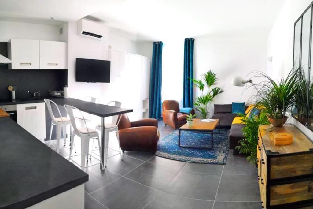 Beautifully Bright Apartment In Old Town Saint Tropez Bagian luar foto