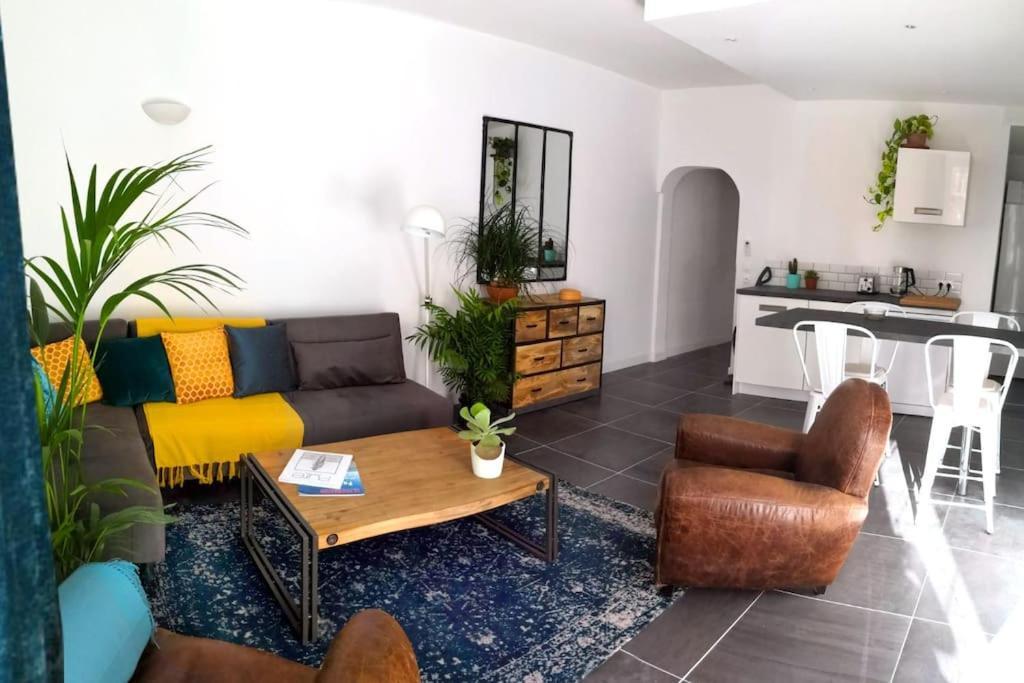 Beautifully Bright Apartment In Old Town Saint Tropez Bagian luar foto