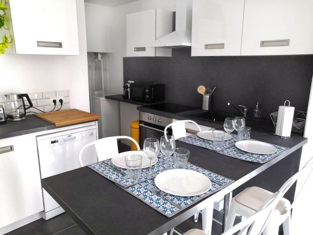 Beautifully Bright Apartment In Old Town Saint Tropez Bagian luar foto