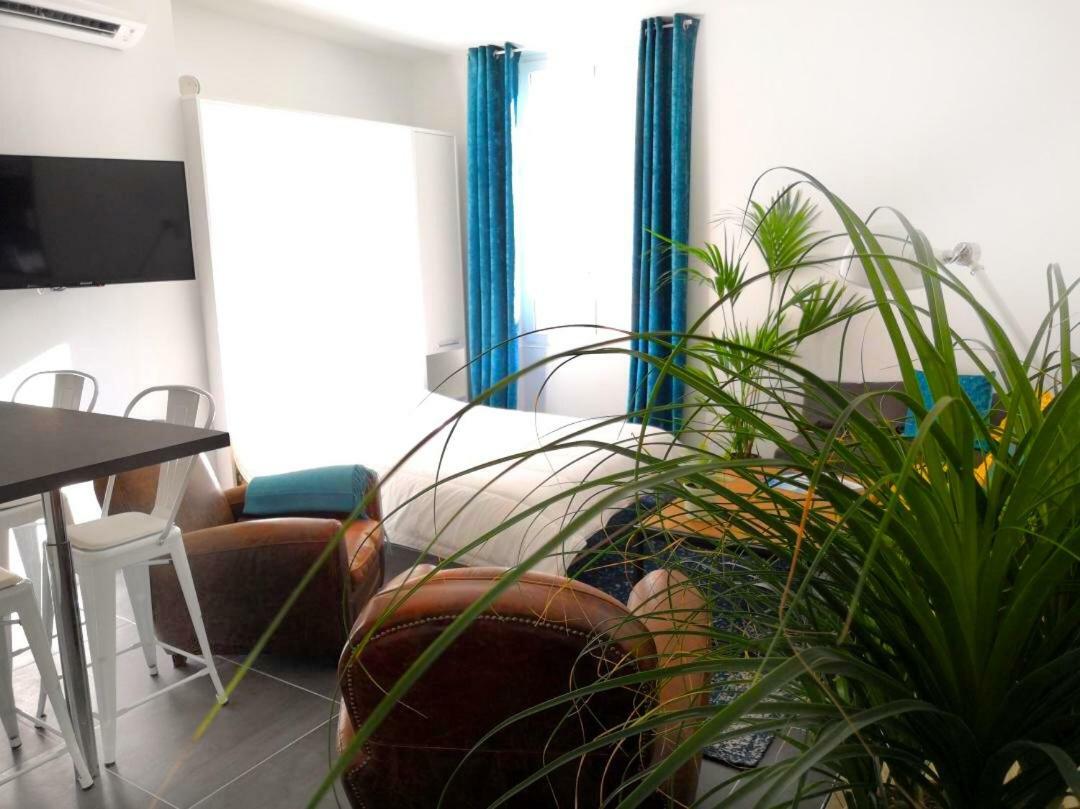 Beautifully Bright Apartment In Old Town Saint Tropez Bagian luar foto