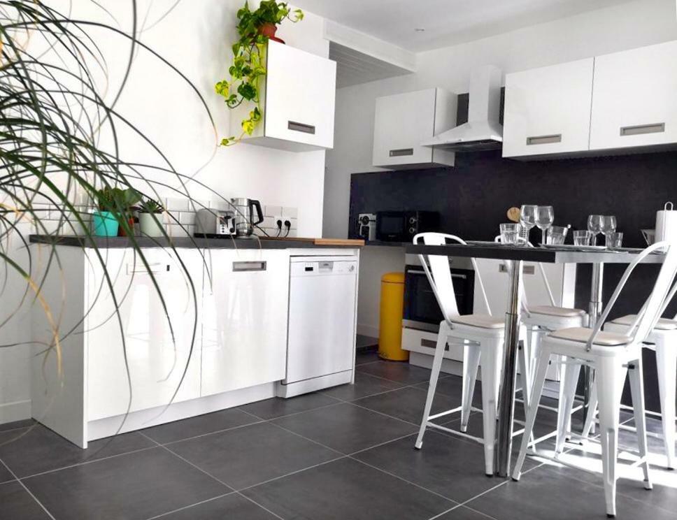 Beautifully Bright Apartment In Old Town Saint Tropez Bagian luar foto